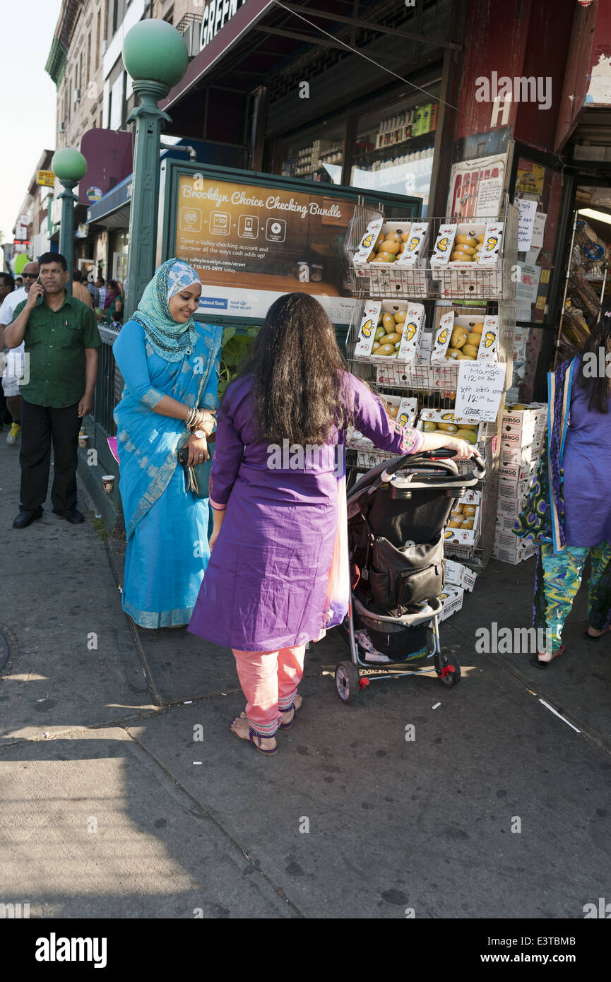 Foire de rue dans 'Little Bangladesh' dans la section de Kensington Brooklyn, NY, 2014. Banque D'Images