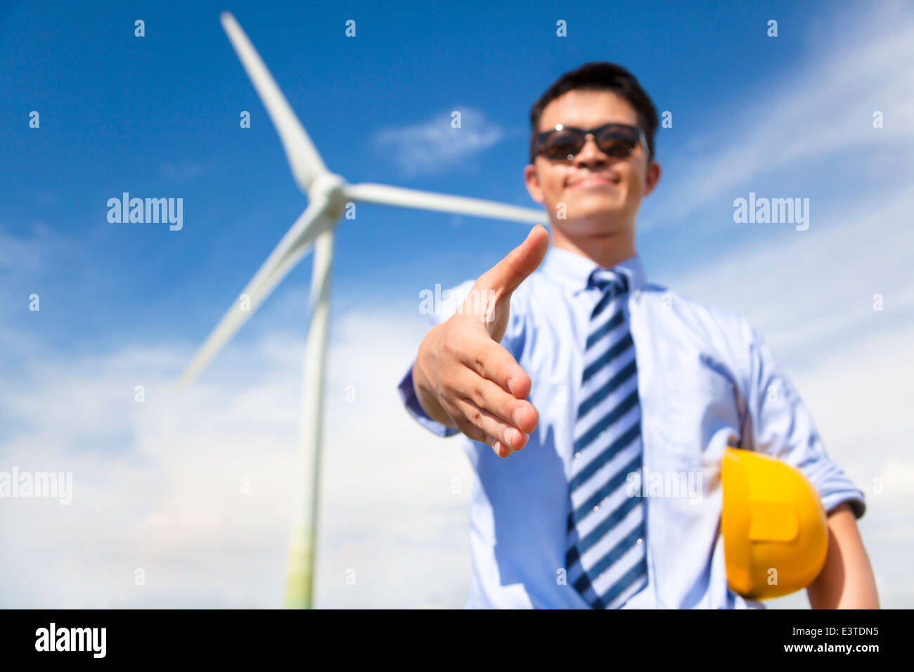 Poignée de coopérer à l'homme d'affaires n'carburant l'énergie éolienne Banque D'Images