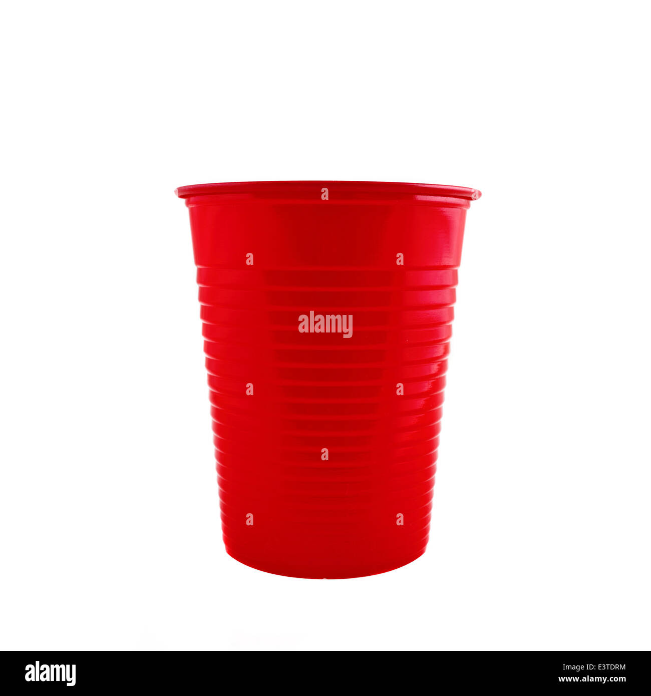 Tasse rouge en plastique isolé sur fond blanc Banque D'Images