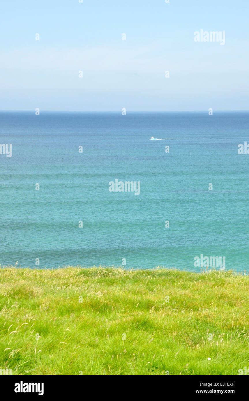 Cornwall - North Coast Path - nr Polzeath - falaise vert - bleu vert de mer - blue sky - bandes de couleur Banque D'Images