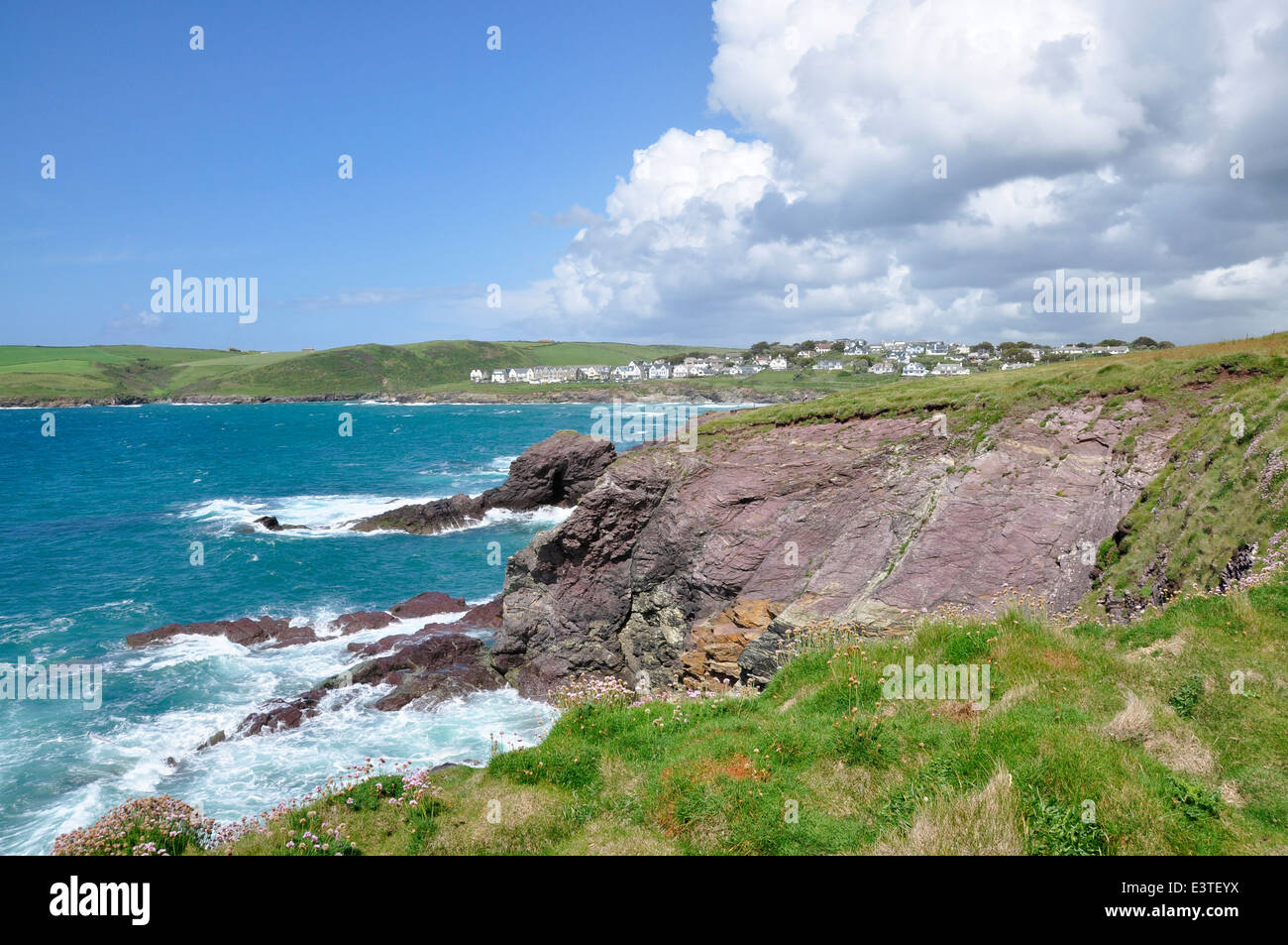 Cornwall - North Coast Path - voir à Polzeath village -falaises rocheuses et la mer bleu-vert - bleu ciel et nuages d'été - su lumineux Banque D'Images