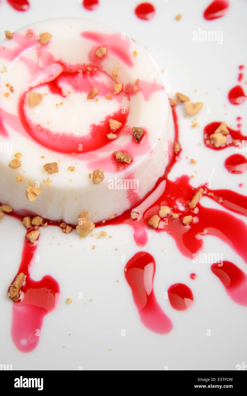 (Malabi blancmanger Malaby) ou un dessert turc sucré généralement fait avec du lait ou de la crème et du sucre épaissi avec maïzena Banque D'Images