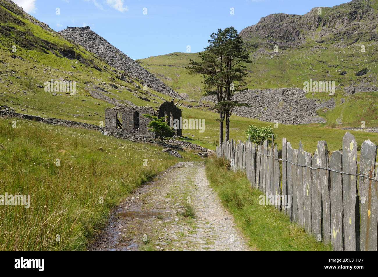 Ancienne voie vers Rhosydd mineurs Cwmorthin Valley Blaenau Ffestiniog Chapelle Gwynedd Banque D'Images