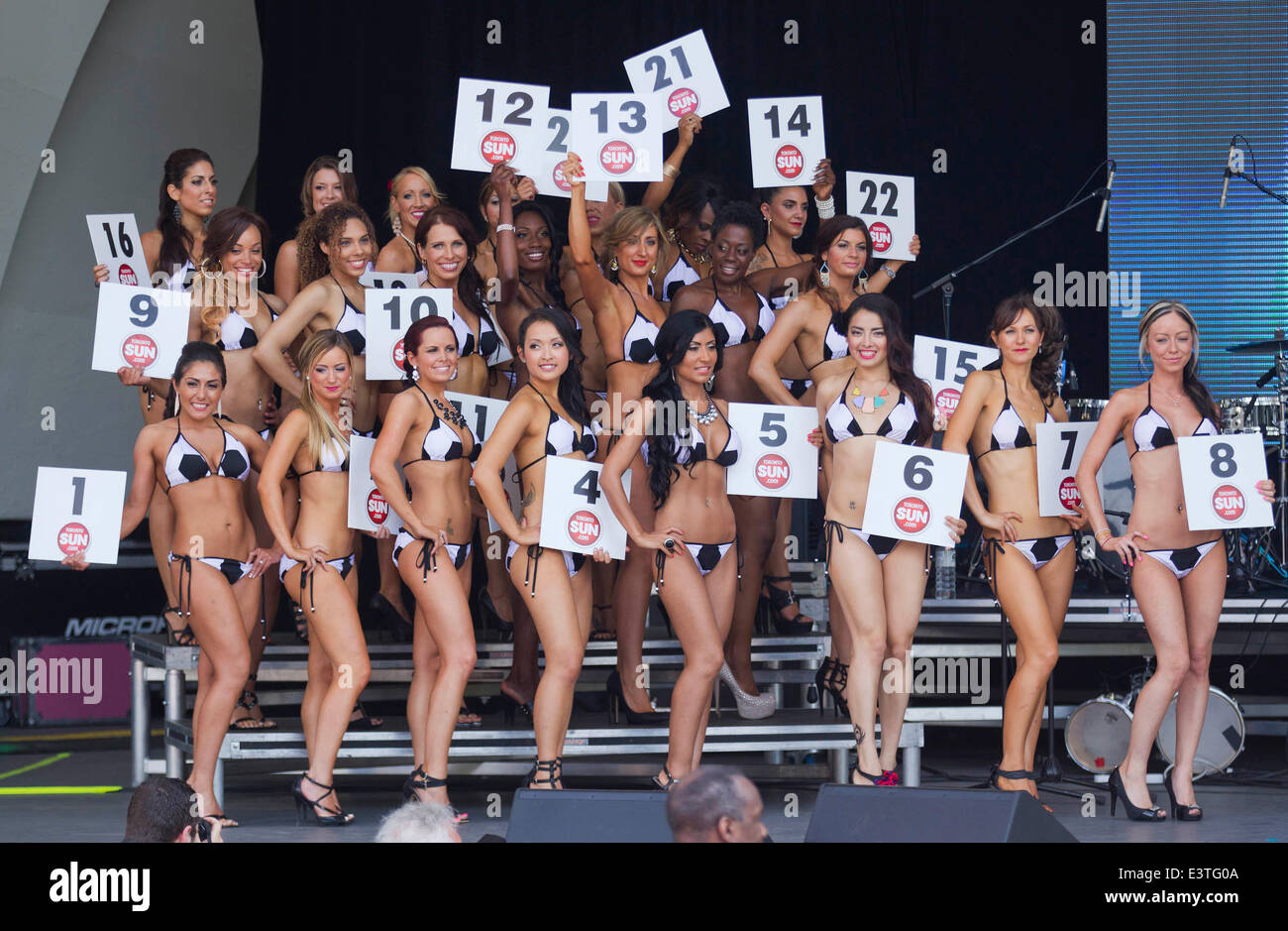 Toronto, Canada. 28 Juin, 2014. Les participants posent sur scène lors de  la Toronto 2014 Miss Bikini et M. Chin Chin Bikini Contest à Toronto,  Canada, le 28 juin 2014. 28-year-old Jennifer