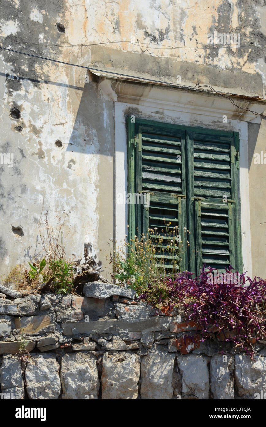 Vieux Mur et fenêtre volets roulants, Dubrovnik, Croatie Banque D'Images