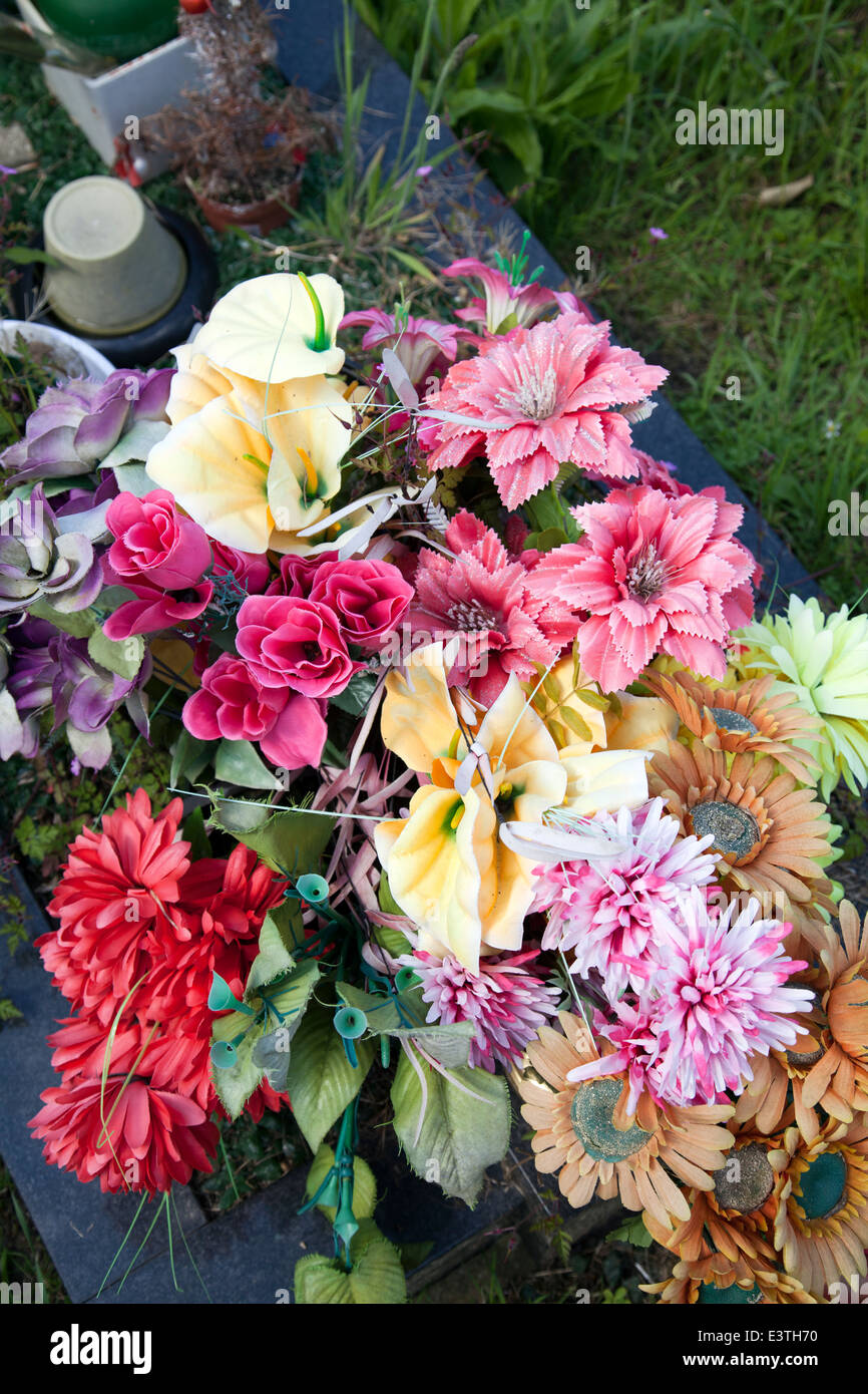 Fleurs grave en plastique Banque D'Images