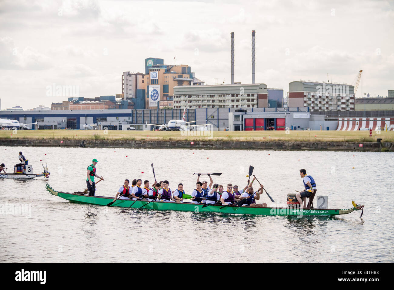 Londres, Royaume-Uni. 29 Juin, 2014. Londres Hong Kong Dragon Boat Festival 2014 Credit : Guy Josse/Alamy Live News Banque D'Images