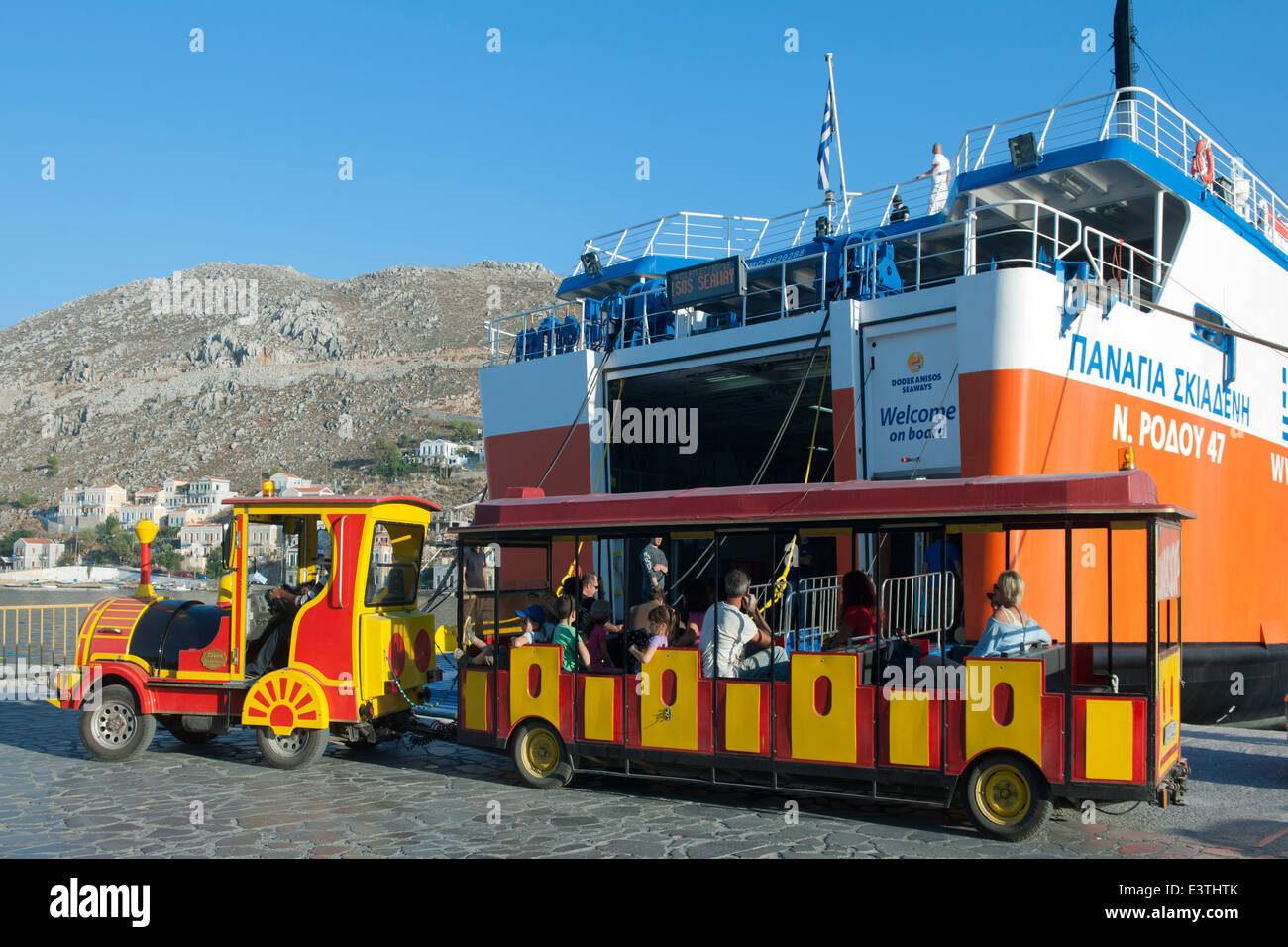 Spanien, Symi, Touristen werden mit der Toristenbahn zum Hafen gefahren Banque D'Images