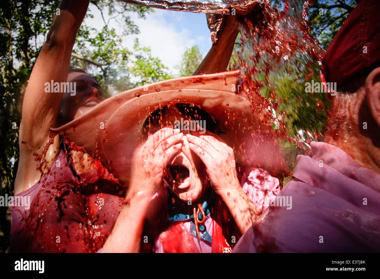Riscos de Bilibio, Haro, La Rioja, Espagne. 29 juin 2014. Haro carnavaliers à Bataille de vin qui a lieu chaque année sur la journée. La bataille voit des milliers de personnes escalader une montagne près de la ville de Haro et mauvais vin au-dessus de l'autre. Haro est au cœur de la région viticole de Rioja. En 2013 35  % des exportations de La Rioja étaient destinées au Royaume-Uni. Credit : James Sturcke/Alamy Live News Banque D'Images