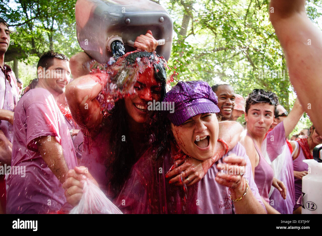 Riscos de Bilibio, Haro, La Rioja, Espagne. 29 juin 2014. Haro carnavaliers à Bataille de vin qui a lieu chaque année sur la journée. La bataille voit des milliers de personnes escalader une montagne près de la ville de Haro et mauvais vin au-dessus de l'autre. Haro est au cœur de la région viticole de Rioja. En 2013 35  % des exportations de La Rioja étaient destinées au Royaume-Uni. Credit : James Sturcke/Alamy Live News Banque D'Images