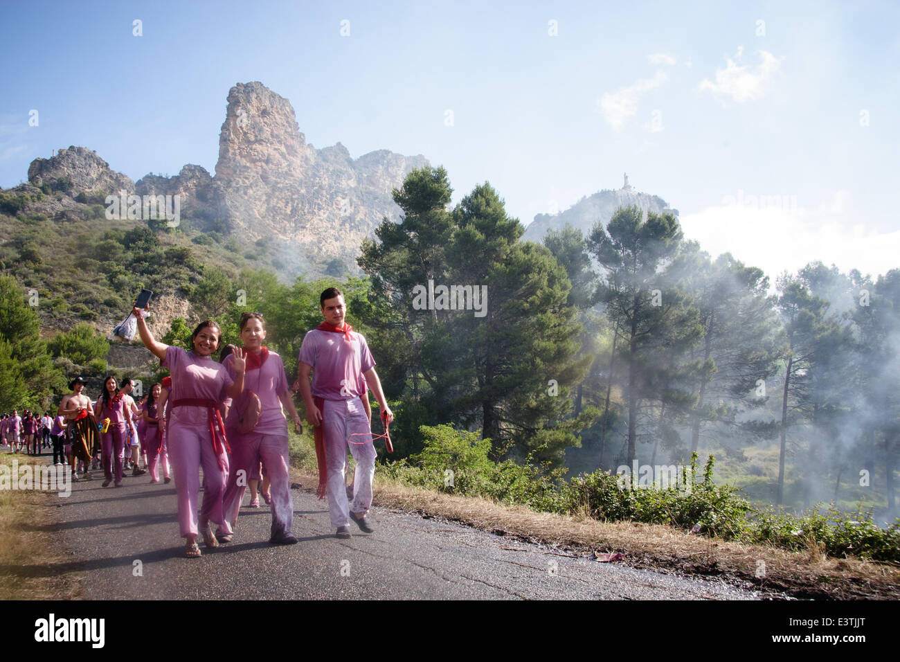 Riscos de Bilibio, Haro, La Rioja, Espagne. 29 juin 2014. Haro carnavaliers à Bataille de vin qui a lieu chaque année sur la journée. La bataille voit des milliers de personnes escalader une montagne près de la ville de Haro et mauvais vin au-dessus de l'autre. Haro est au cœur de la région viticole de Rioja. En 2013 35  % des exportations de La Rioja étaient destinées au Royaume-Uni. Credit : James Sturcke/Alamy Live News Banque D'Images
