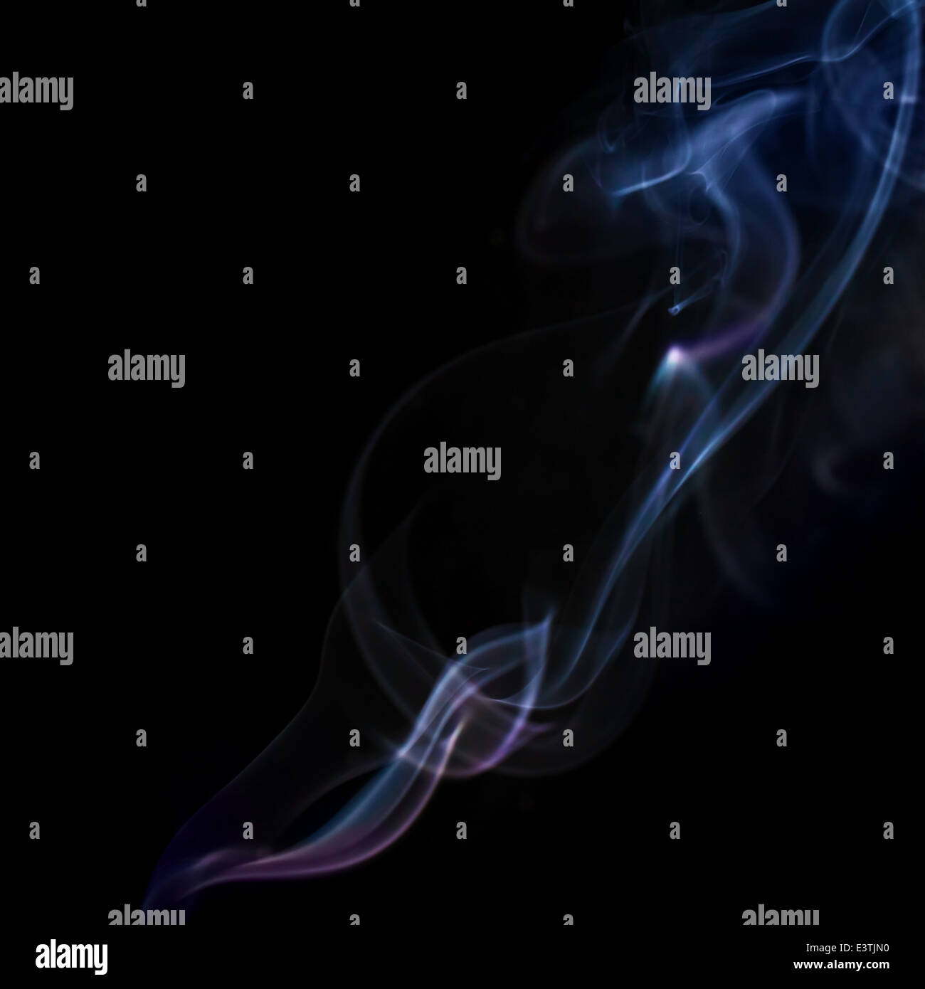 Résumé fond coloré avec de la fumée qui s'écoule sur noir Banque D'Images