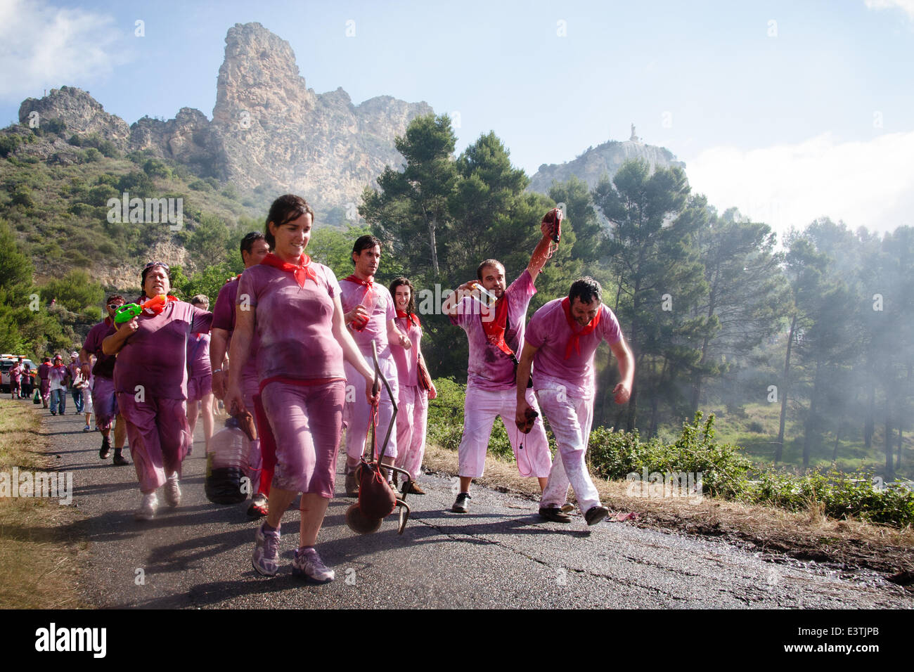 Riscos de Bilibio, Haro, La Rioja, Espagne. 29 juin 2014. Haro carnavaliers à Bataille de vin qui a lieu chaque année sur la journée. La bataille voit des milliers de personnes escalader une montagne près de la ville de Haro et mauvais vin au-dessus de l'autre. Haro est au cœur de la région viticole de Rioja. En 2013 35  % des exportations de La Rioja étaient destinées au Royaume-Uni. Credit : James Sturcke/Alamy Live News Banque D'Images