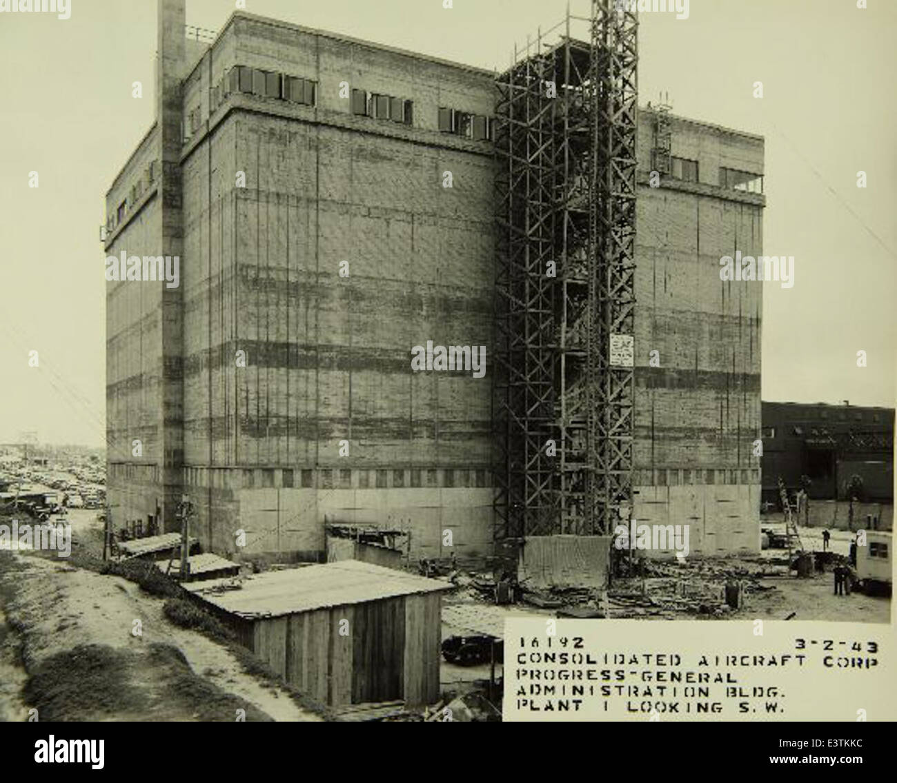 Cette image montre la construction du bâtiment administratif de la Consolidated/Convair Aircraft Factory à San Diego. Convair a joué un rôle central dans le développement aéronautique et aérospatial au milieu du XXe siècle. Banque D'Images