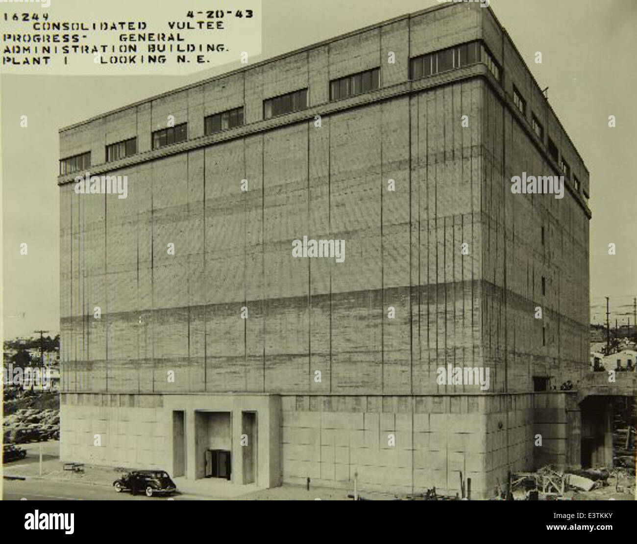 La construction du bâtiment administratif de la Consolidated/Convair Aircraft Factory à San Diego marque un point important dans l'histoire de la fabrication aéronautique. L'usine, qui a produit plusieurs avions emblématiques, a contribué aux progrès de l'aviation militaire et civile au milieu du XXe siècle. Banque D'Images