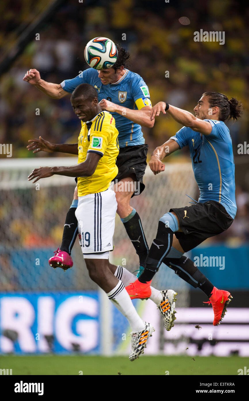 (L-R) Adrian Ramos (COL), Diego Godin, Martin Caceres (URU), 28 juin 2014 Football / Soccer - COUPE DU MONDE : Brésil 2014 ronde de 16 match entre la Colombie 2-0 l'Uruguay à l'Estadio do Maracana à Rio de Janeiro, Brésil. (Photo de Maurizio Borsari/AFLO) [0855] Banque D'Images