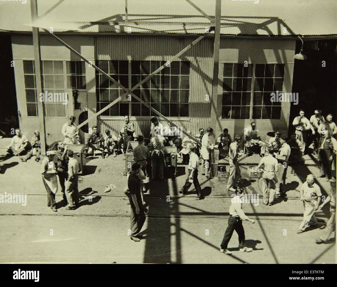 Cette image illustre le processus de production de l'usine Consolidated/Convair Aircraft Factory à San Diego. L'usine a joué un rôle central dans le développement des avions militaires et civils au cours du XXe siècle. Banque D'Images
