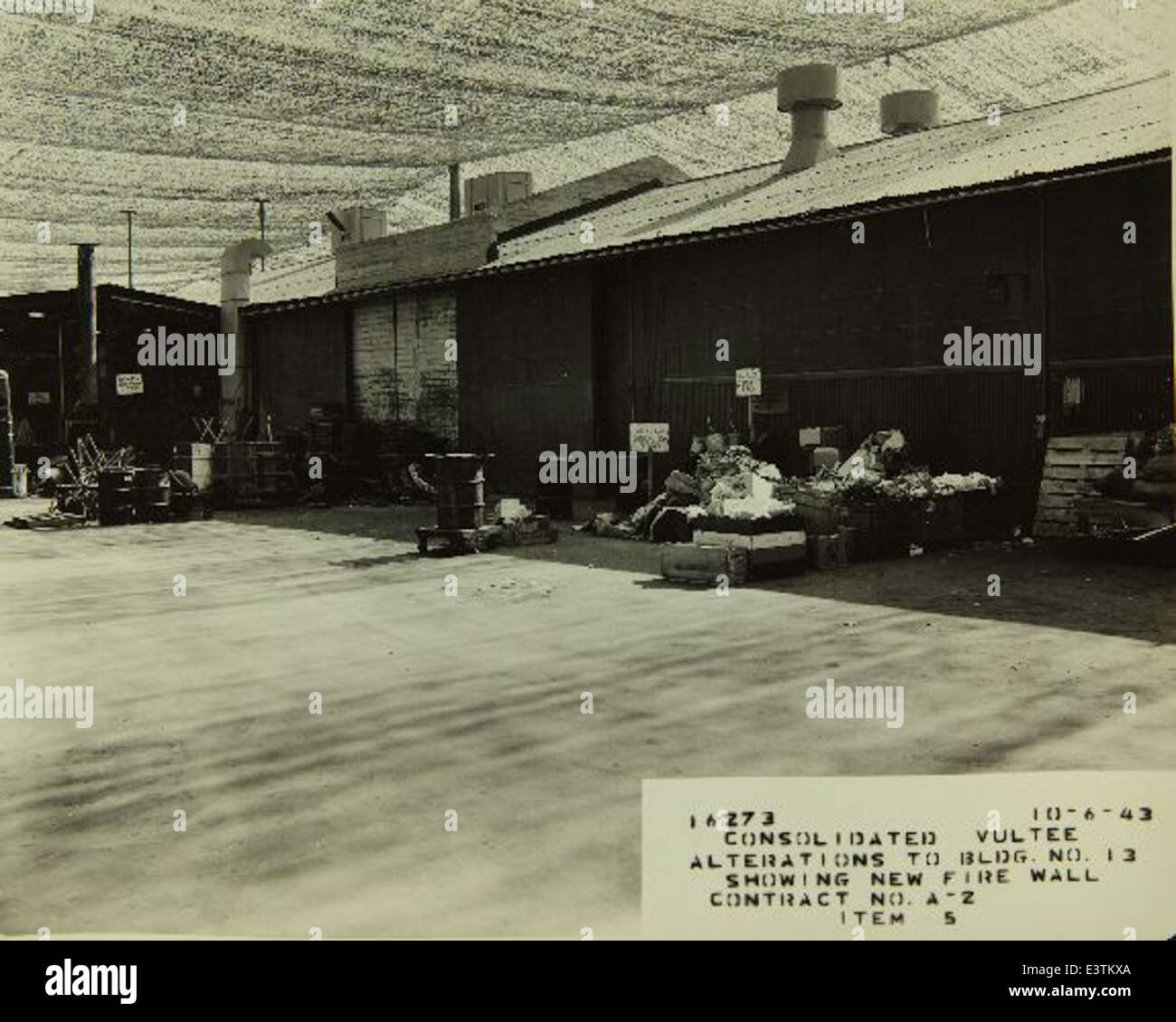 L'usine Consolidated/Convair de San Diego était un site clé pour la production d'avions militaires, y compris le B-24 Liberator pendant la seconde Guerre mondiale. Les scènes d'usine de cette période montrent les efforts à grande échelle impliqués dans la fabrication d'avions. Banque D'Images