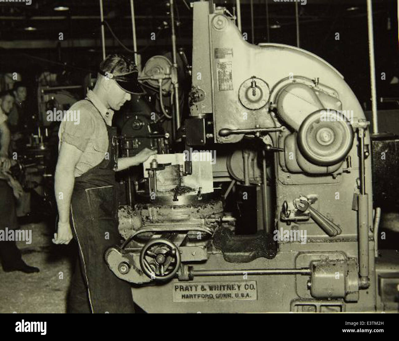 Cette image présente l'atelier de production de l'usine d'avions Consolidated/Convair à San Diego. L'installation a joué un rôle crucial dans la fabrication d'avions militaires et civils au cours du XXe siècle, contribuant aux progrès aérospatiaux. Banque D'Images