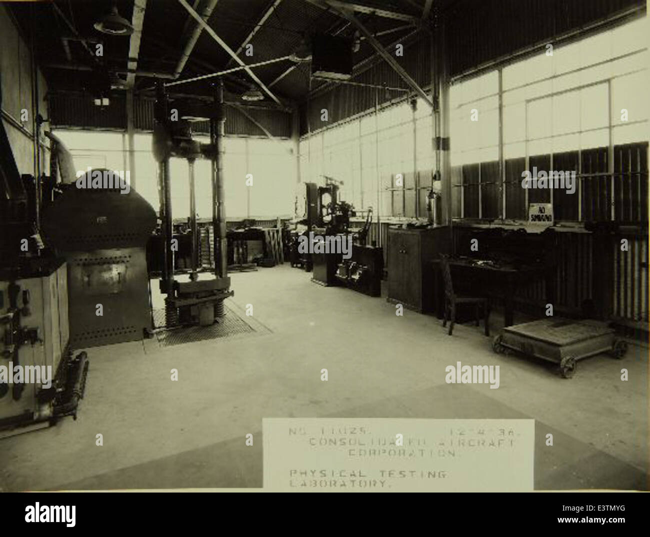 Cette image montre le laboratoire d'essais physiques de la Consolidated/Convair Aircraft Factory à San Diego, où les nouveaux modèles d'avions ont été rigoureusement testés pour leurs performances et leur durabilité. Convair a joué un rôle clé dans l'aviation militaire et civile au cours du XXe siècle. Banque D'Images
