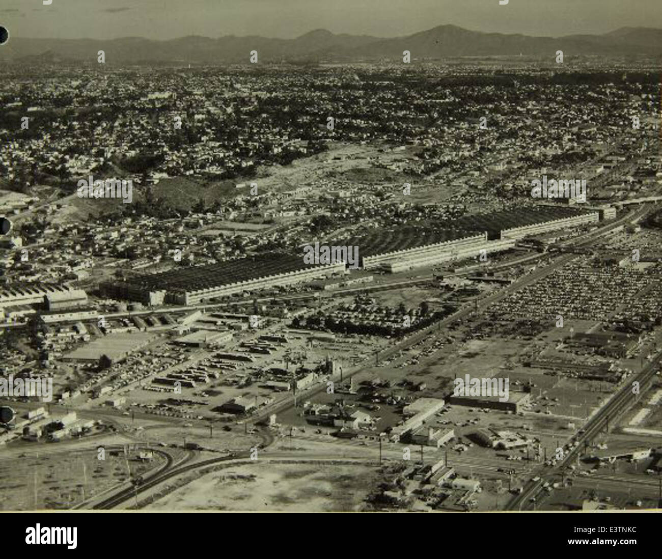 Cette vue aérienne capture la Consolidated/Convair Aircraft Factory près de Lindbergh Field à San Diego. L'installation a fait partie intégrante du développement des avions militaires et commerciaux au XXe siècle. Banque D'Images
