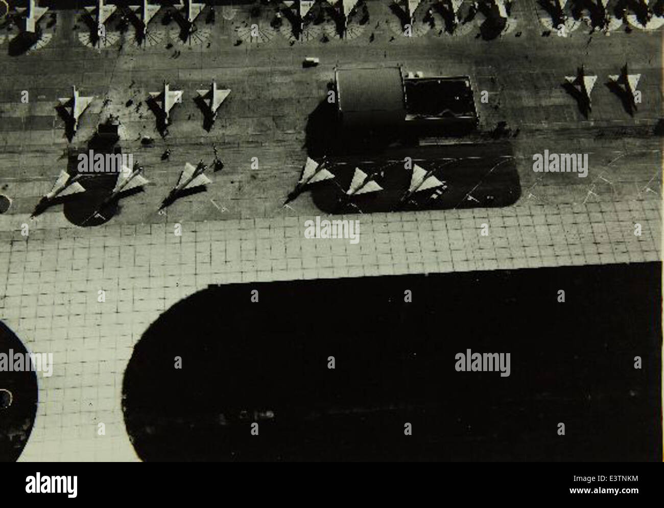 Cette photographie aérienne montre l'usine d'avions Consolidated/Convair et Lindbergh Field à San Diego, des endroits clés pour la production d'avions militaires et civils au milieu du XXe siècle. Banque D'Images