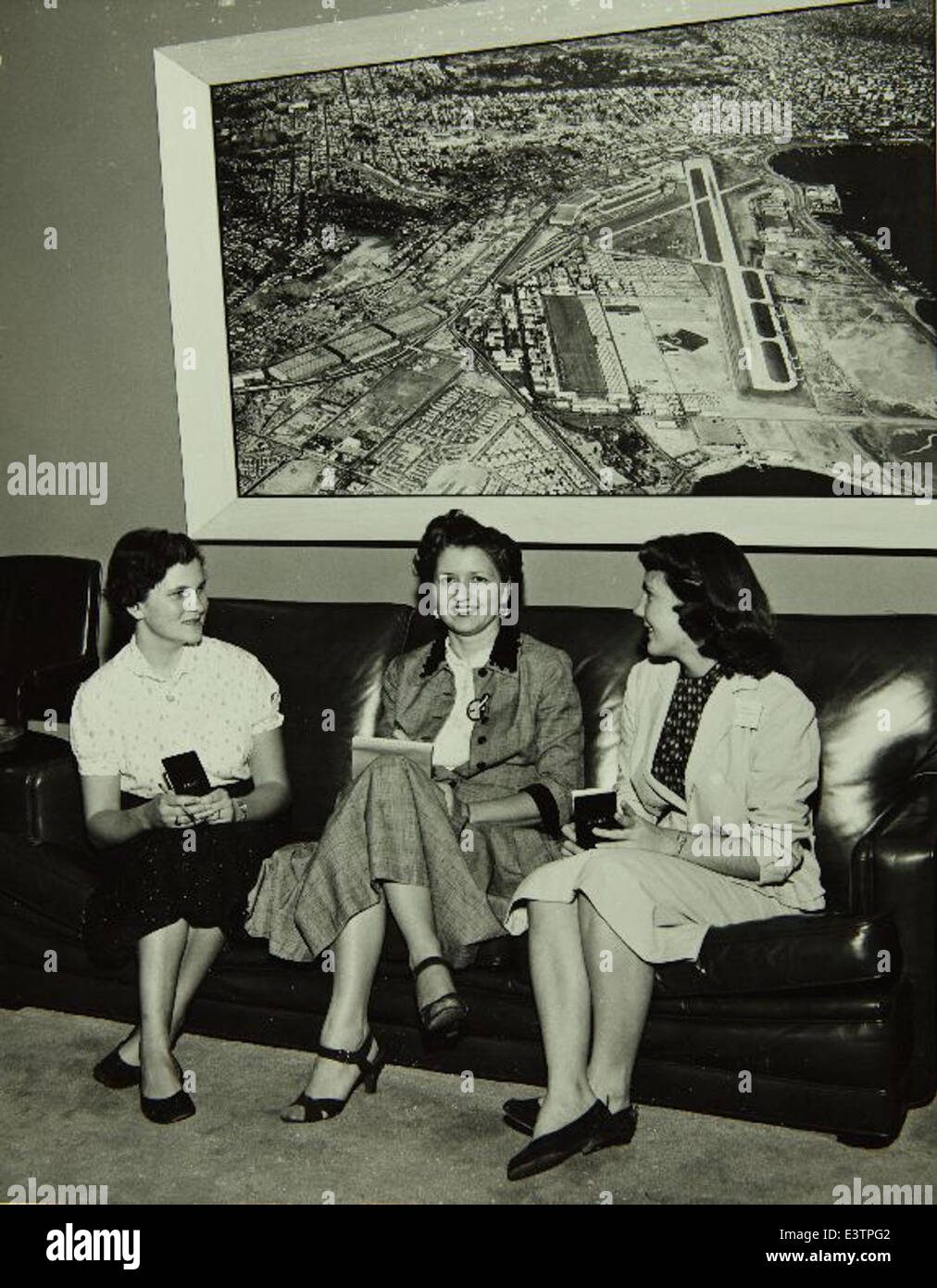 Étudiants de Pt. Loma High School a reçu les plus hautes distinctions dans un cours de secrétariat, qui comprenait l'apprentissage de l'industrie de l'aviation. Leur travail a été associé à la Consolidated/Convair Aircraft Factory à San Diego, connue pour ses contributions à la fabrication aérospatiale. Banque D'Images