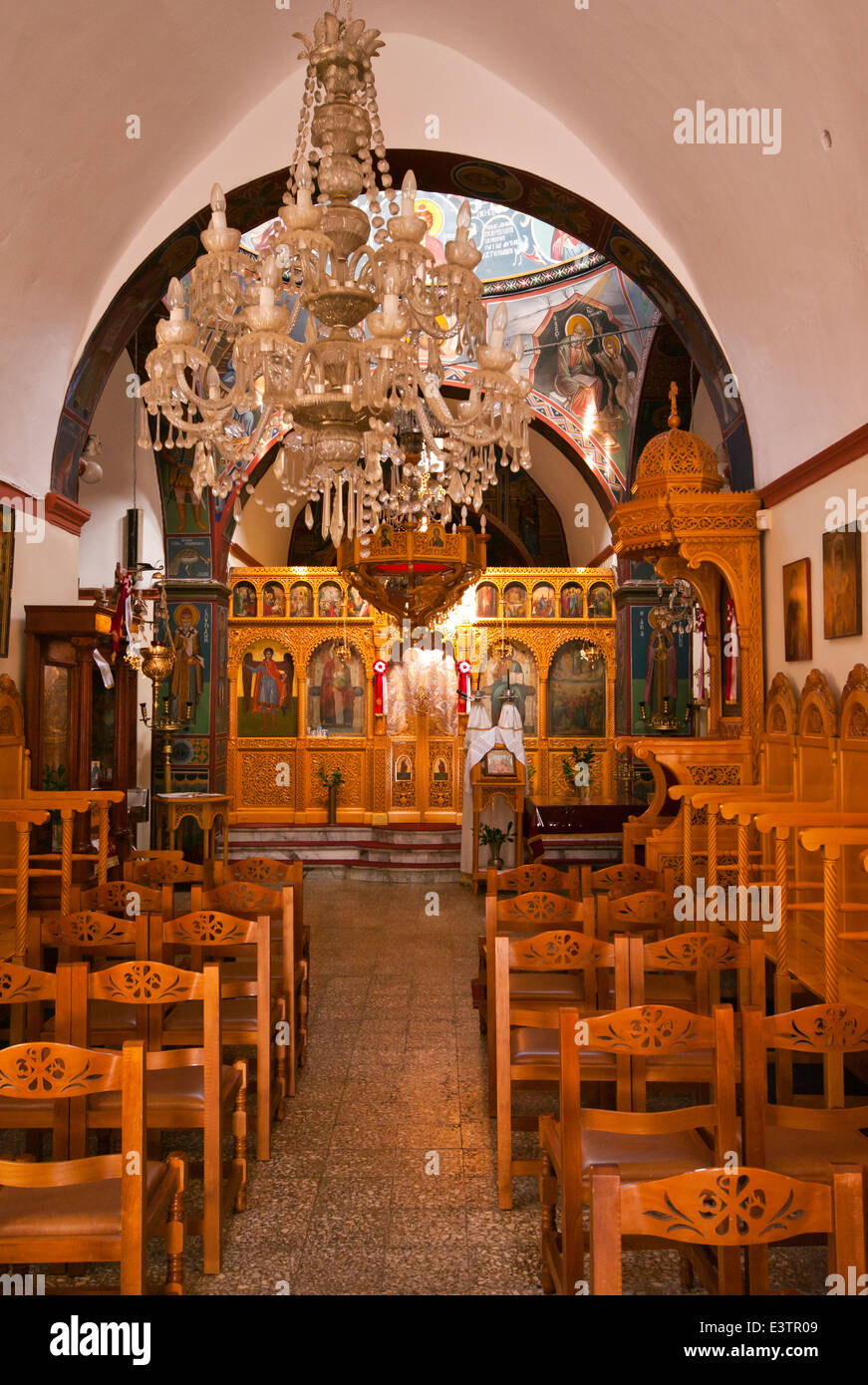 À l'intérieur intérieur de l'Église Grecque Orthodoxe de Crète Panormos Banque D'Images