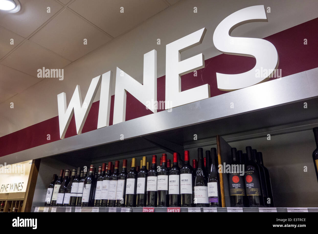 L'article de vin au supermarché Waitrose, UK Banque D'Images