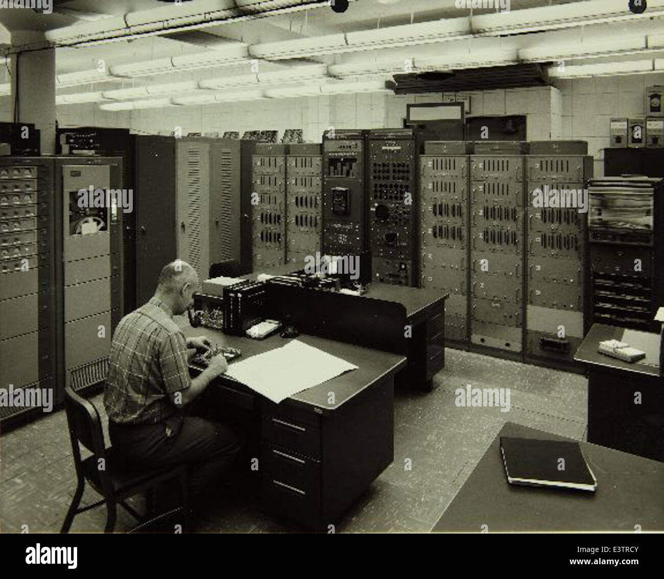 Le système numérique à basse vitesse était un développement technologique innovant à la Consolidated/Convair Aircraft Factory de San Diego. Ce système faisait partie des progrès de la conception et de la fabrication des avions qui ont eu lieu à l'usine au milieu du XXe siècle. Banque D'Images