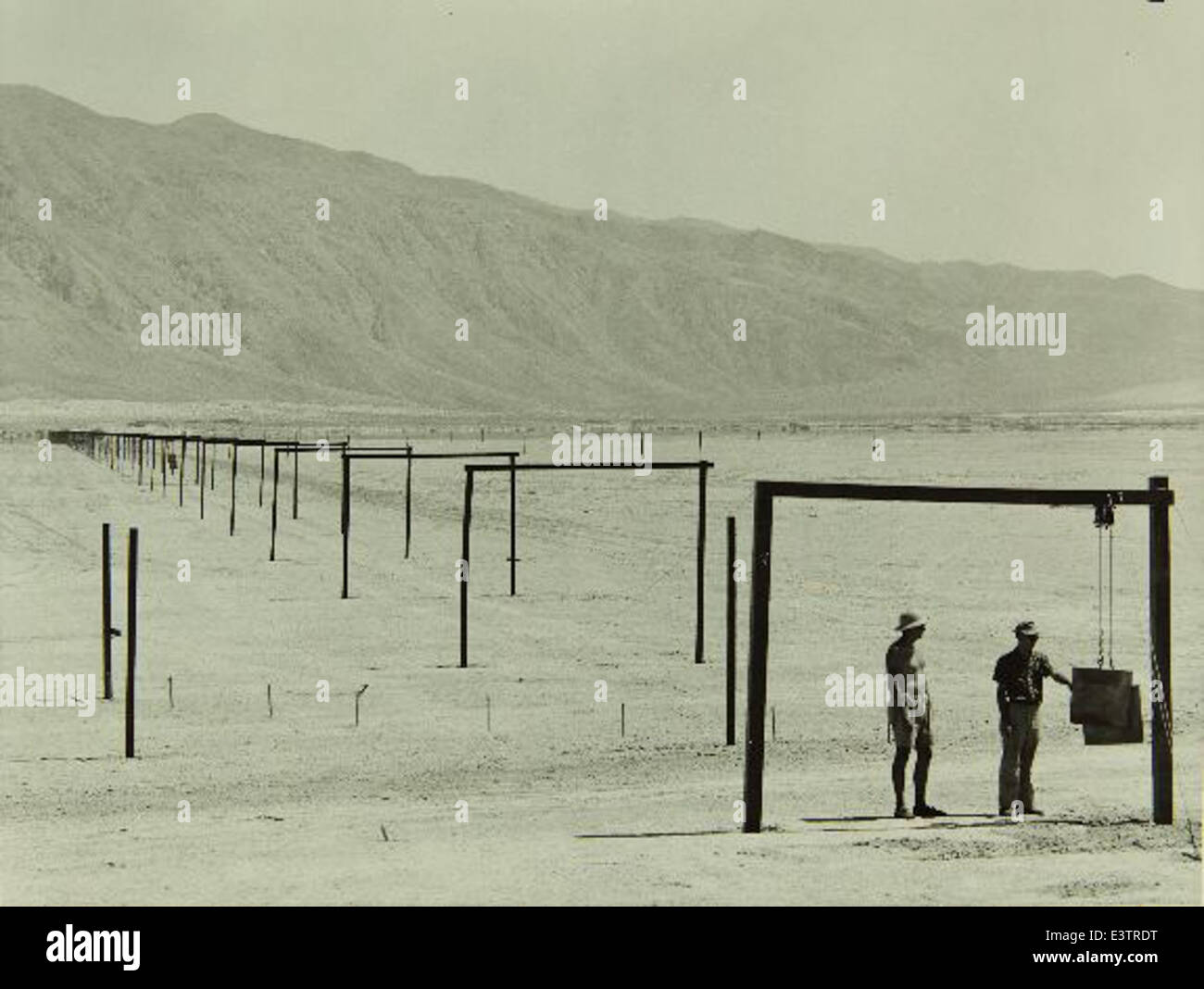 Cette photo montre l'équipement de radiotélescope utilisé à la Consolidated/Convair Aircraft Factory à San Diego, montrant l'intersection de la technologie aérospatiale et de la recherche scientifique au milieu du XXe siècle. Banque D'Images