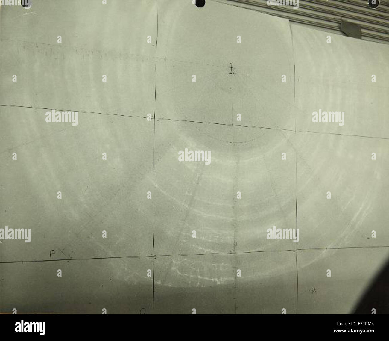 À la Consolidated/Convair Aircraft Factory de San Diego, des équipements tels que des fours solaires ont été utilisés dans le processus de production, contribuant à l'efficacité de la fabrication d'avions au milieu du XXe siècle. Banque D'Images