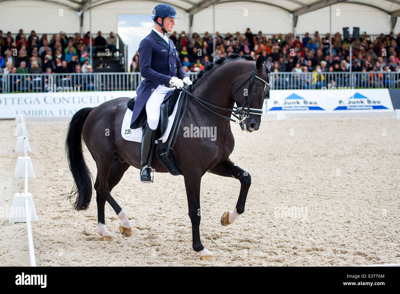 Perl-Borg, Allemagne. 29 Juin, 2014. Matthias Rath sur cheval Totilas en compétition lors du Grand Prix Spécial à Peterhof dans Perl-Borg, Allemagne, 29 juin 2014. Le Gala Dressage Peterhof est un des deux événements de la coupe du monde qui aura lieu en août. Photo : OLIVER DIETZE/dpa/Alamy Live News Banque D'Images