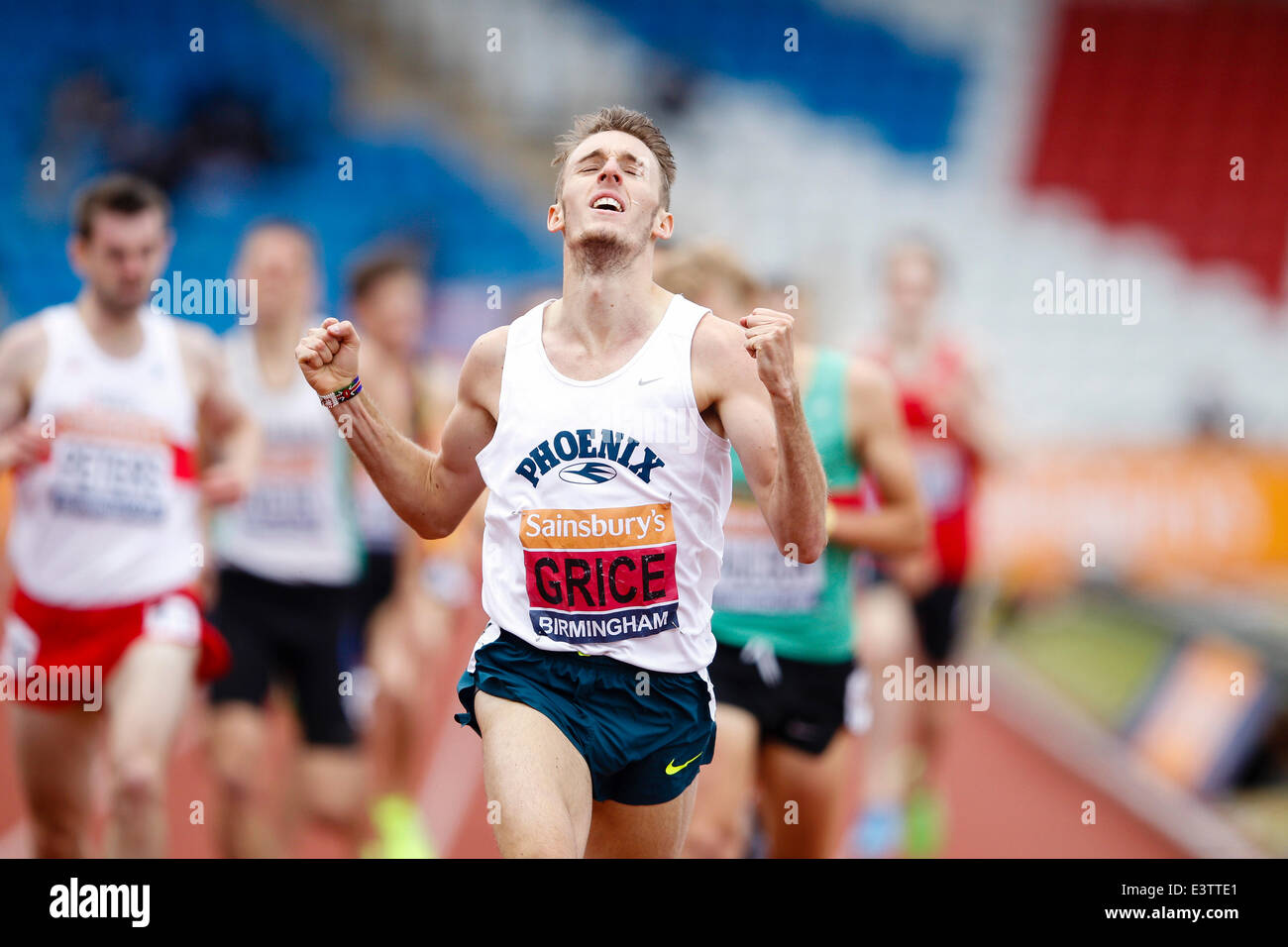 Birmingham, UK. 29 Juin, 2014. Charlie GRICE (Brighton) célèbre remportant la finale 1500m hommes au cours de l'Athlétisme britannique Sainsbury's de Alexander Stadium. Credit : Action Plus Sport/Alamy Live News Banque D'Images