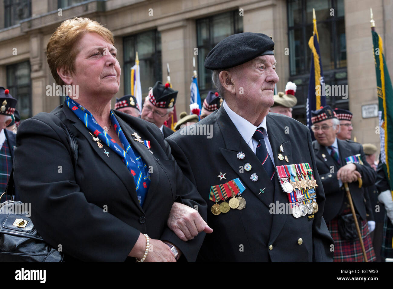 Glasgow, Royaume-Uni. 29 Juin, 2014. Plus de 1200, y compris le personnel de service passé, a pris sa retraite et d'anciens combattants ont participé au défilé annuel de Glasgow et la célébration de la Journée des Forces armées à travers le centre ville et enfin réuni à George Square. Le défilé a été mené par l'orchestre de la Marine royale et a été acclamé par de nombreux sympathisants tout au long de la route. Credit : Findlay/Alamy Live News Banque D'Images