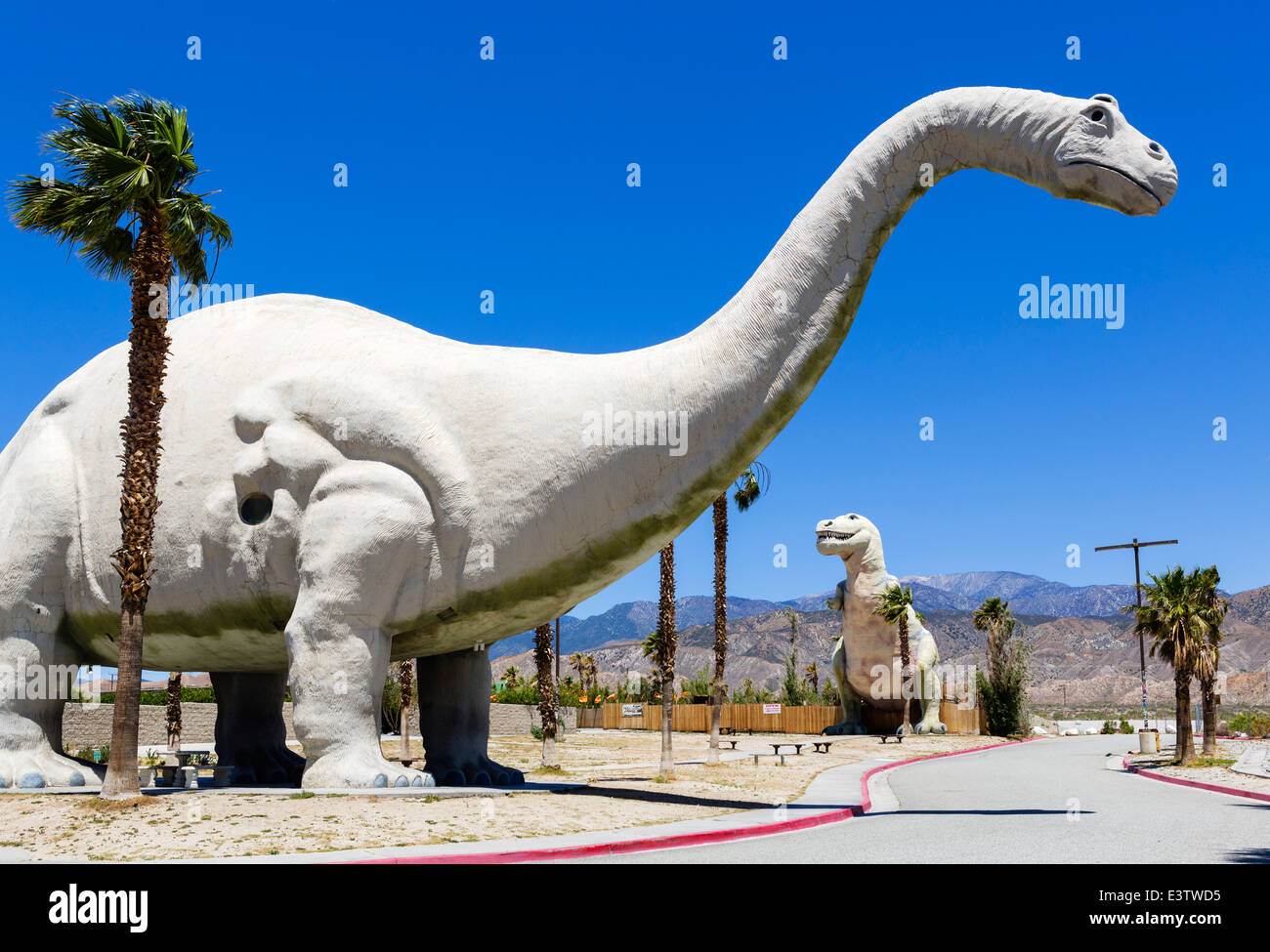 La Cabazon Dinosaures (ou Claude Bell's Les dinosaures) par le côté de l'I10 à Cabazon, près de Palm Springs, Californie du Sud, USA Banque D'Images