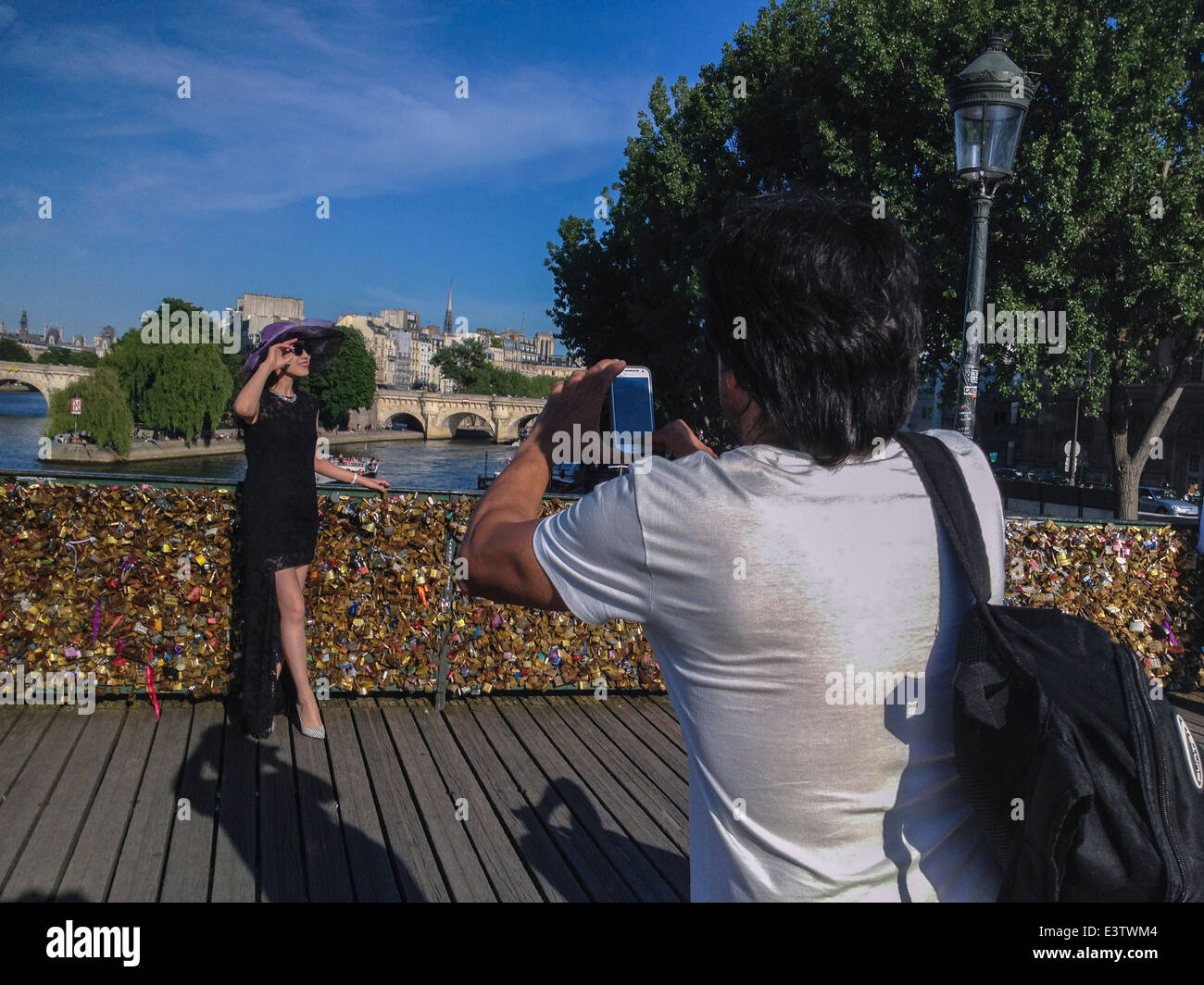 Paris, France, Tourisme prendre des photos, Femme modèle, sur le Pont de la Seine, Pont des Arts avec écluses d'Amour, vacances Banque D'Images
