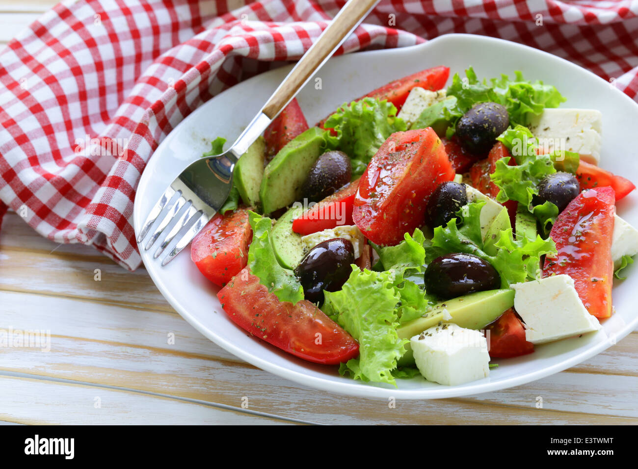 Salade méditerranéenne aux olives noires, fromage, laitue et tomates Banque D'Images