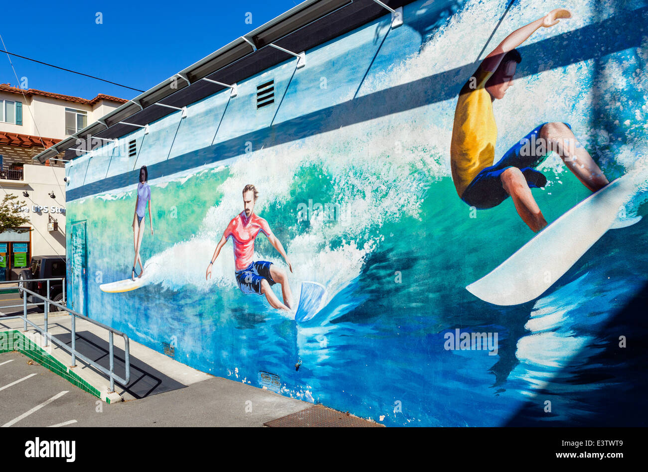 Peinture murale sur le côté de la scène internationale du Surf Museum, Huntington Beach, Orange County, Californie, USA Banque D'Images