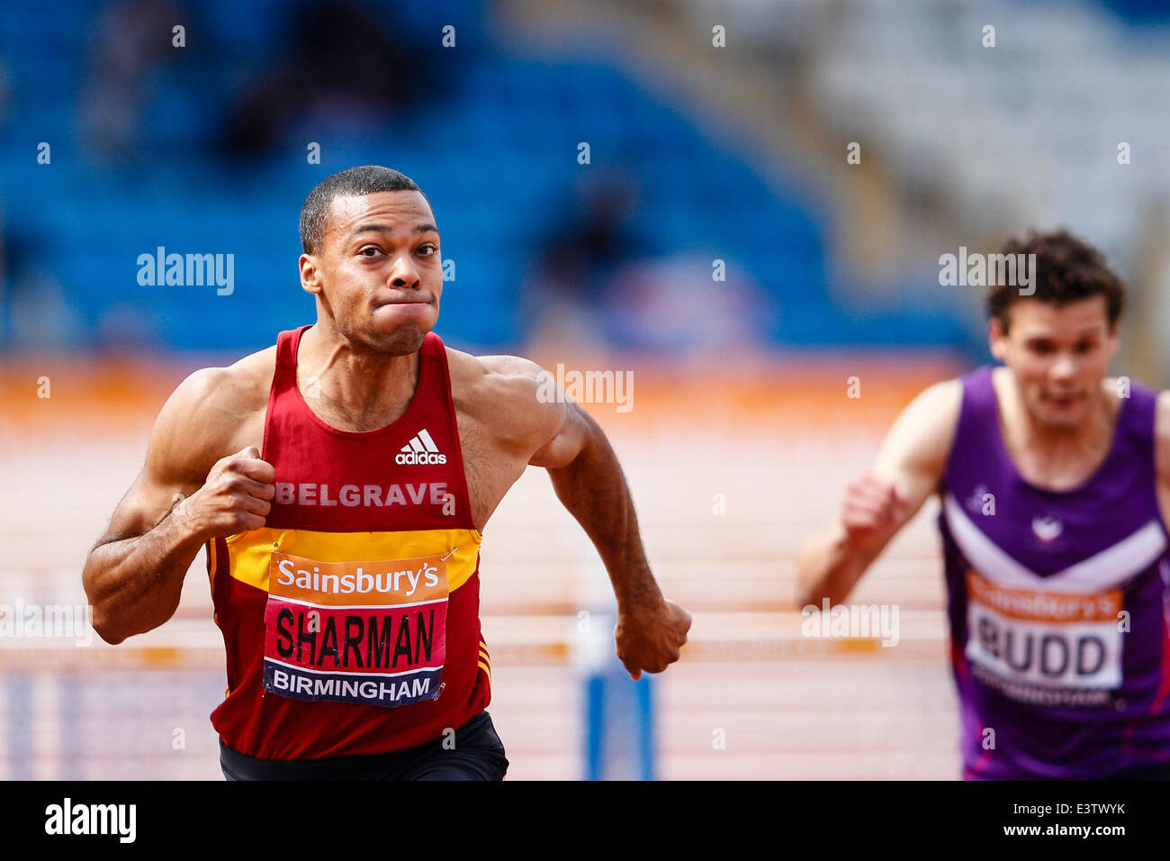 Birmingham, UK. 29 Juin, 2014. William SHARMAN (Belgrave) se jette sur la ligne pour remporter le 110 m haies hommes durant la finale d'Athlétisme britannique Sainsbury's de Alexander Stadium. Credit : Action Plus Sport/Alamy Live News Banque D'Images
