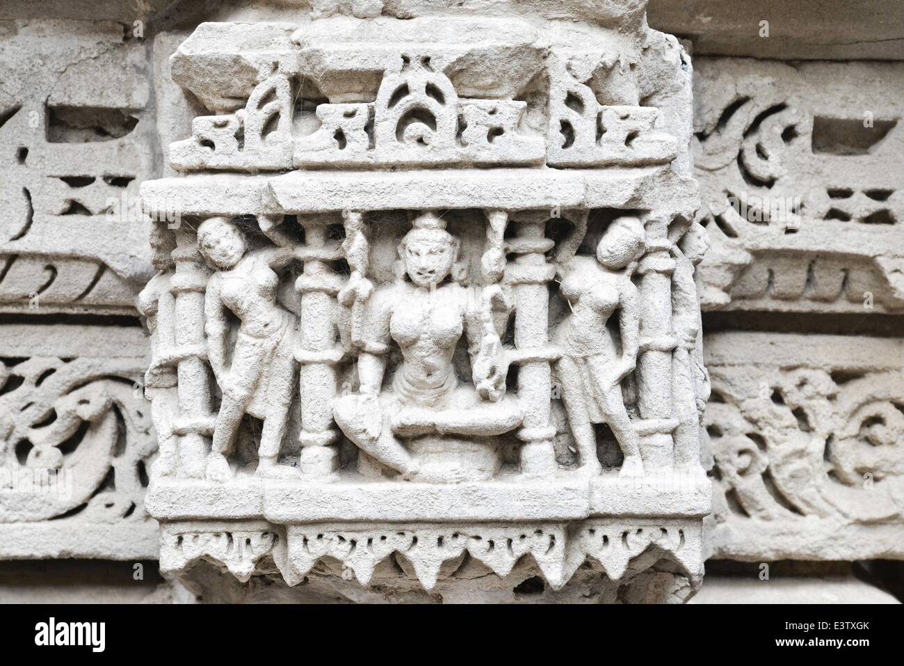 25 juin 2014 - Inde - Patan Patan, Gujarat, Inde/- 25 juin 2014 : 'Rani-ki-Vav', un 11e siècle cage dans le Gujarat, a été approuvé comme site du patrimoine mondial par l'UNESCO qui .l'a décrit comme ''exemple exceptionnel de développement technologique'' en utilisant les ressources en eau souterraine.Rani ki Vav est parmi les plus belles cages en Inde, .et l'un des plus célèbres vestiges de l'ancienne capitale... La Rani-ki-Vav (la Reine Cage) est situé sur les rives de la rivière Saraswati et a été initialement construit comme un mémorial à un roi dans le 11e siècle .AD. Udayamati reine commandé Banque D'Images