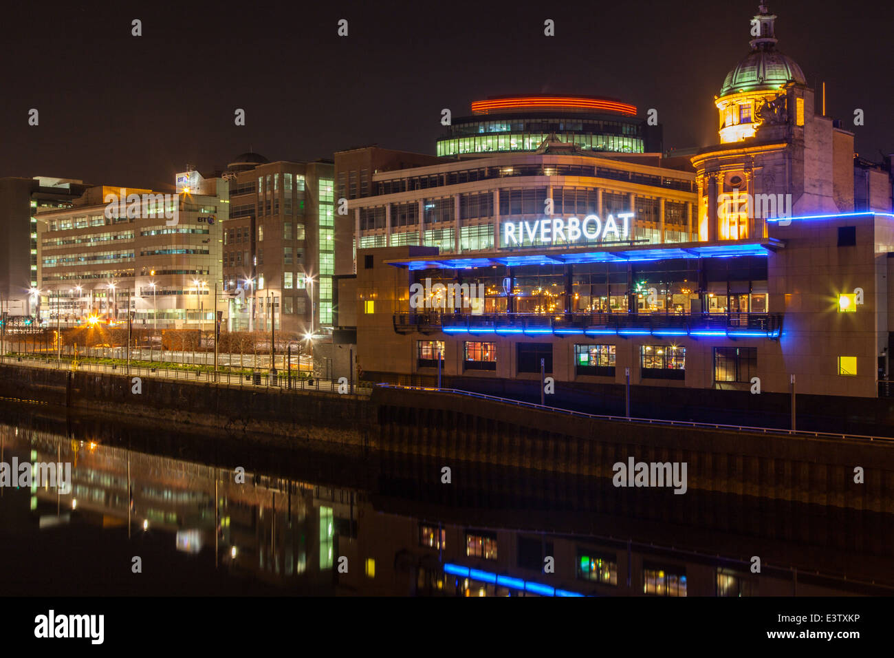 Vue sur le casino Riverboat dans le quartier financier de Glasgow la nuit. Banque D'Images