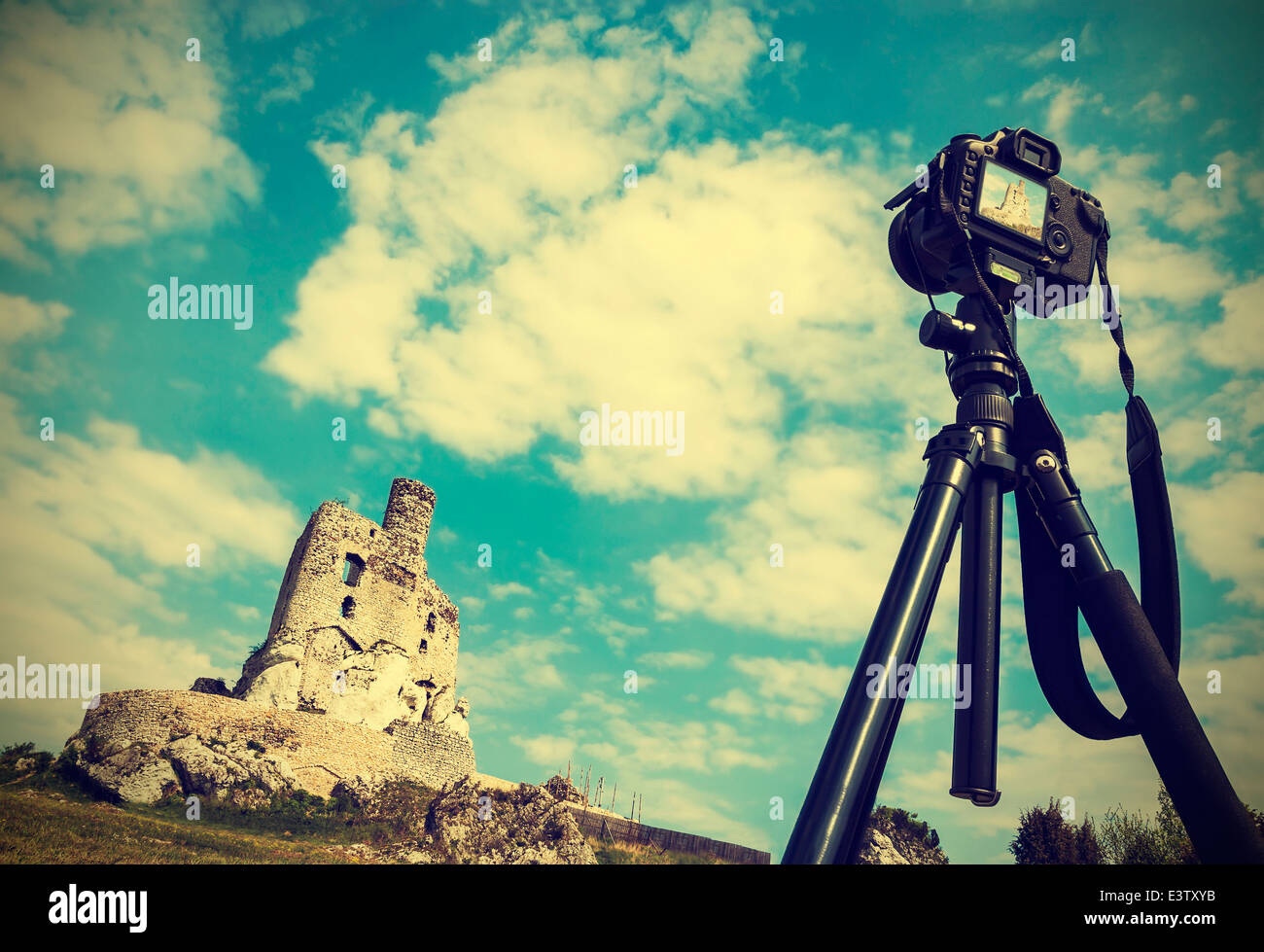 Appareil photo sur trépied avec paysage d'été avec des ruines, vintage style rétro. Banque D'Images