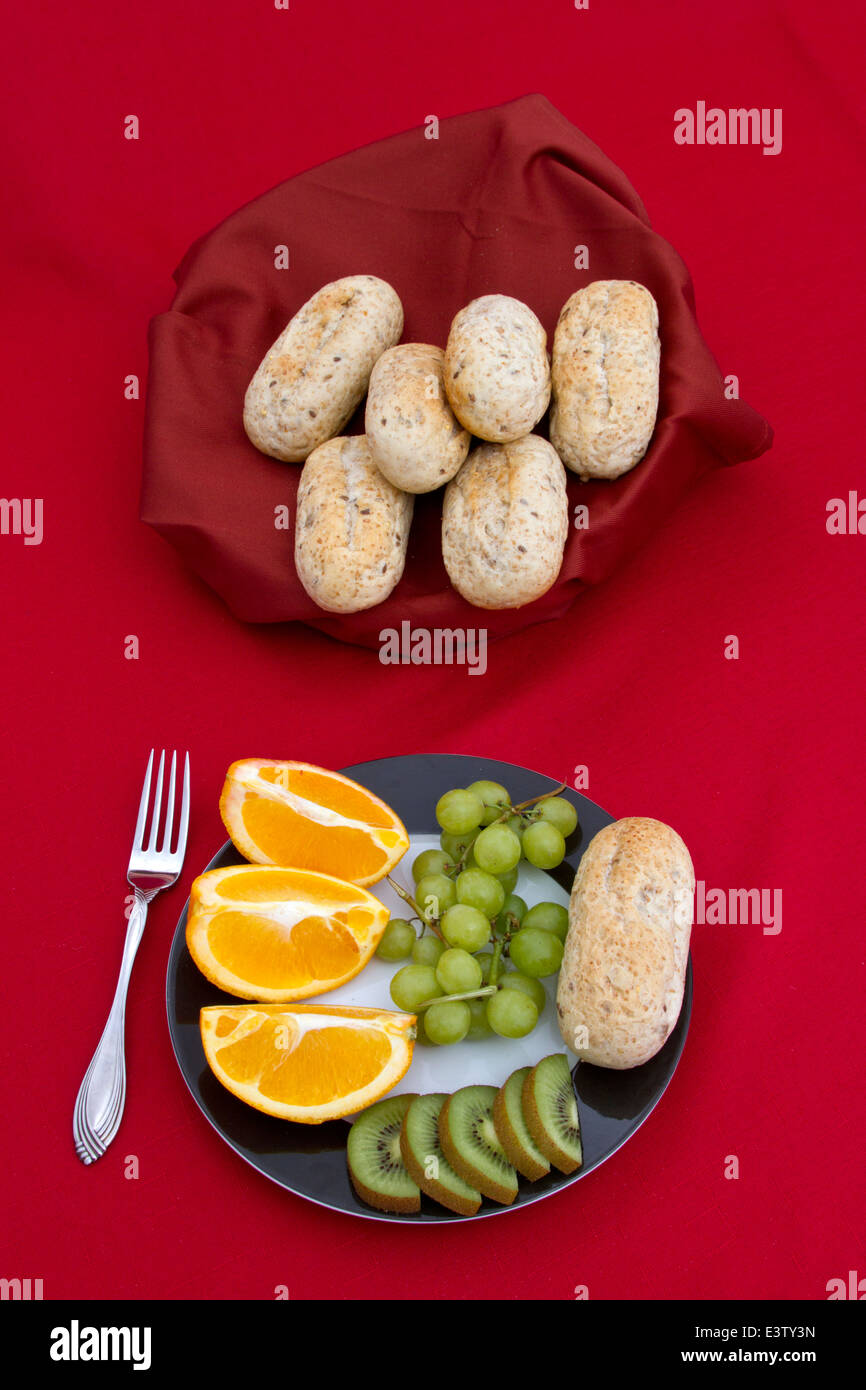 Petit-déjeuner de pain, les oranges et les kiwis. Banque D'Images
