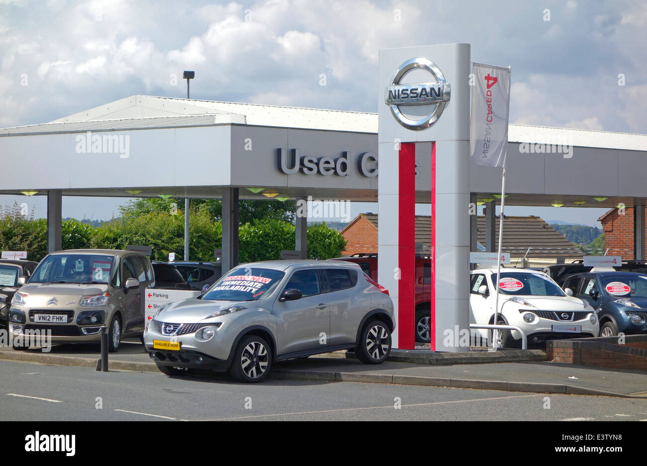 Concessionnaire Nissan Nissan Juke avec voiture, UK Banque D'Images