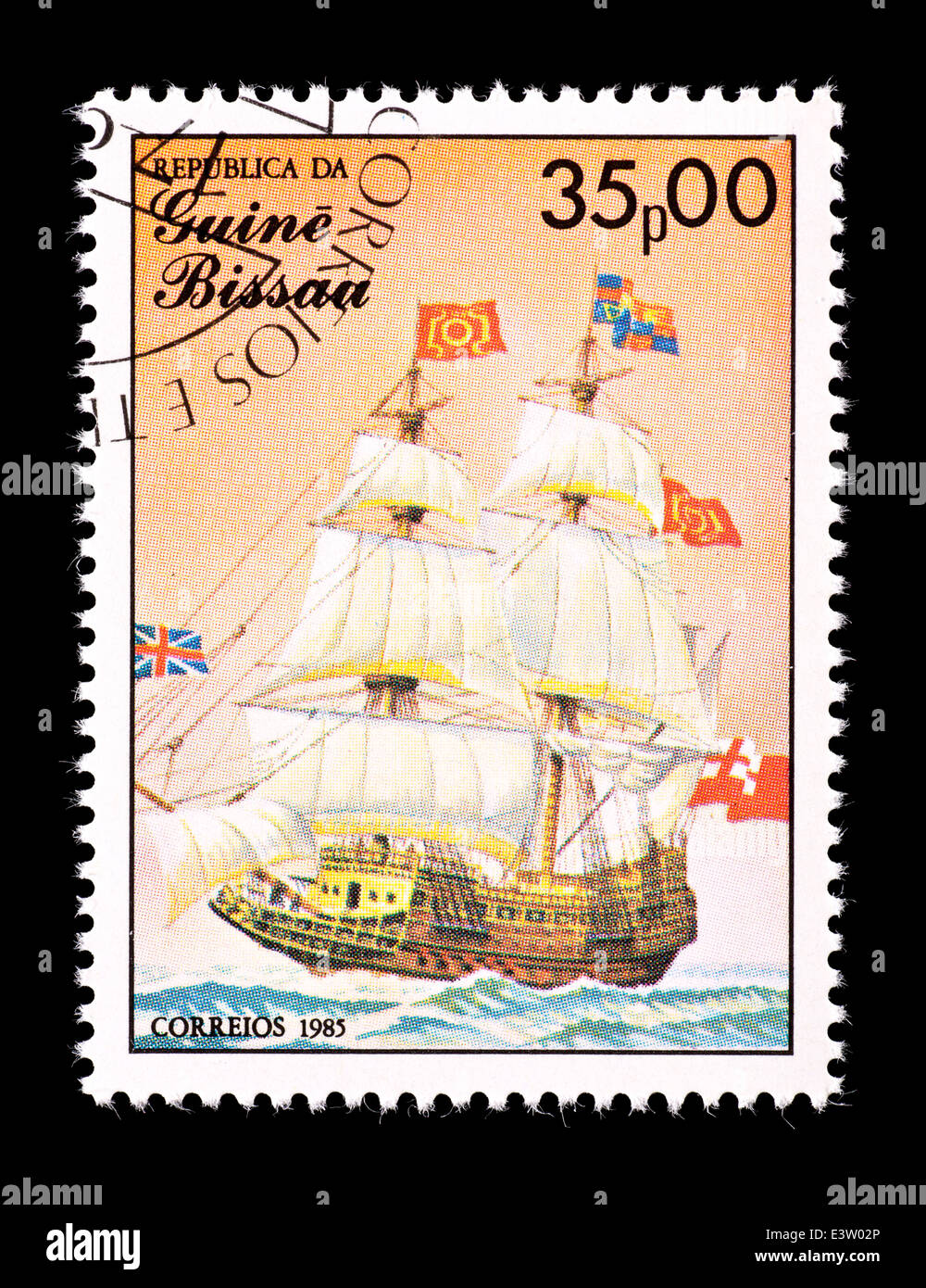 Timbre-poste de la Guinée-Bissau représentant le Royal Sovereign, en 1636 bateau à voile. Banque D'Images