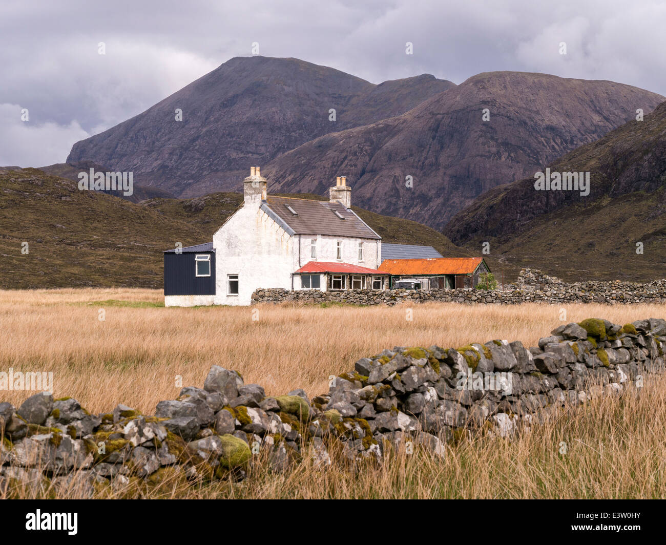 Peint en blanc à distance dans la maison Camasunary bay avec montagnes Cuillin rouges (Marsco & Ruadh Stac) au-delà, l'île de Skye, Écosse, Royaume-Uni Banque D'Images