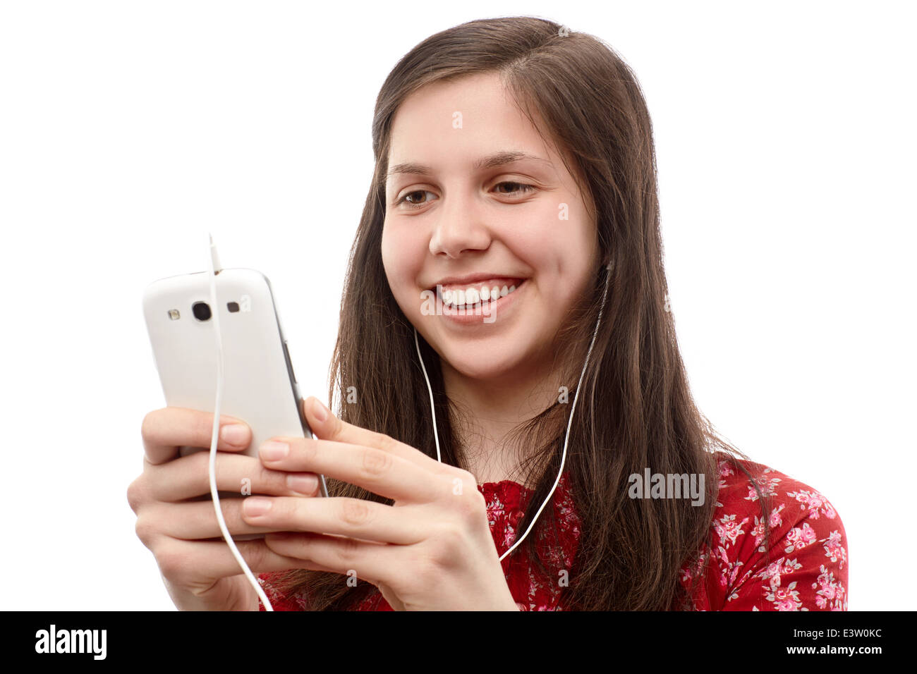 Jeune femme recherchant quelque chose sur un téléphone intelligent Banque D'Images