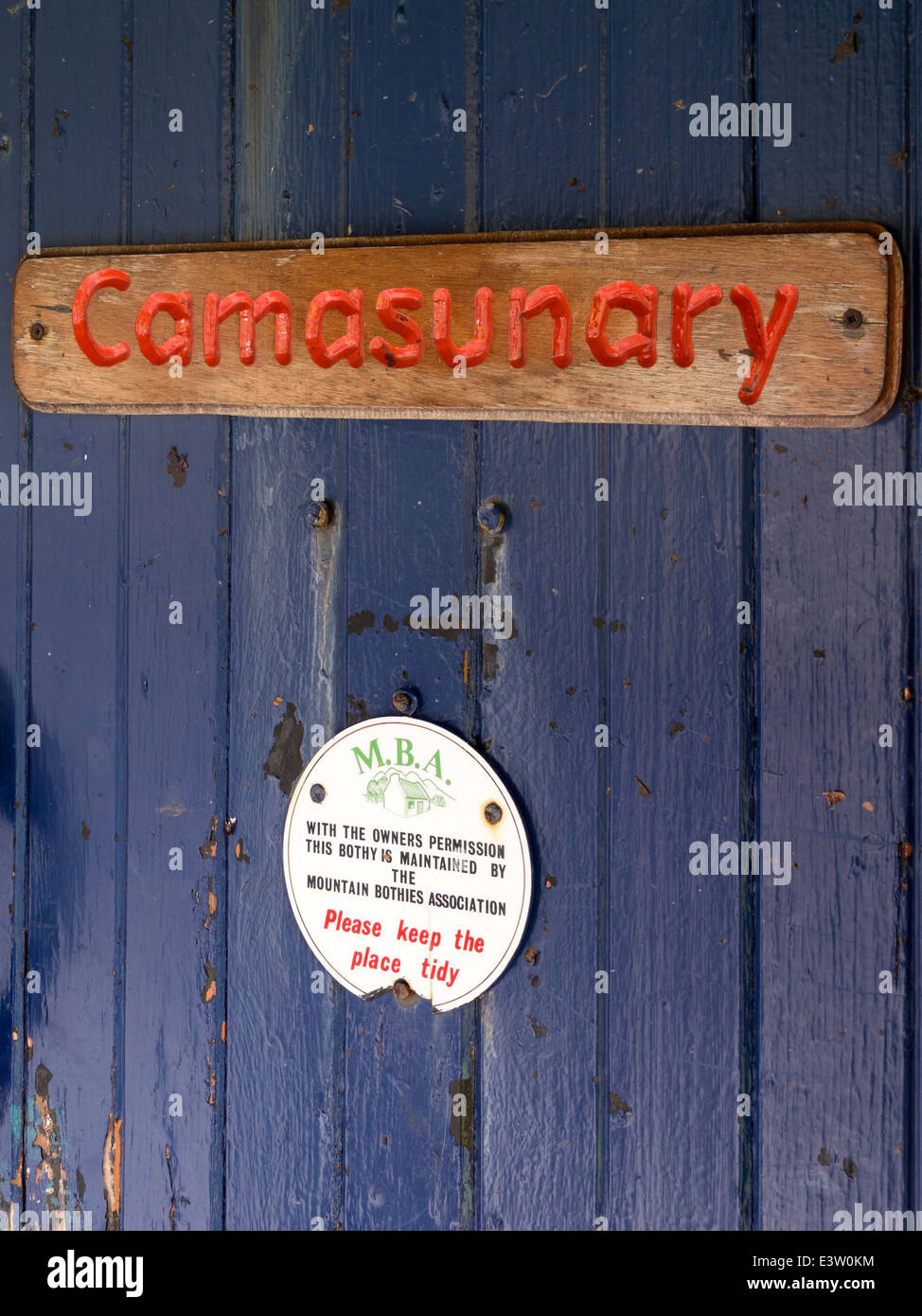 Porte et panneau en bois bleu, Old Camasunary Bothy / Walkers Hut, Isle of Skye, Écosse, Royaume-Uni Banque D'Images