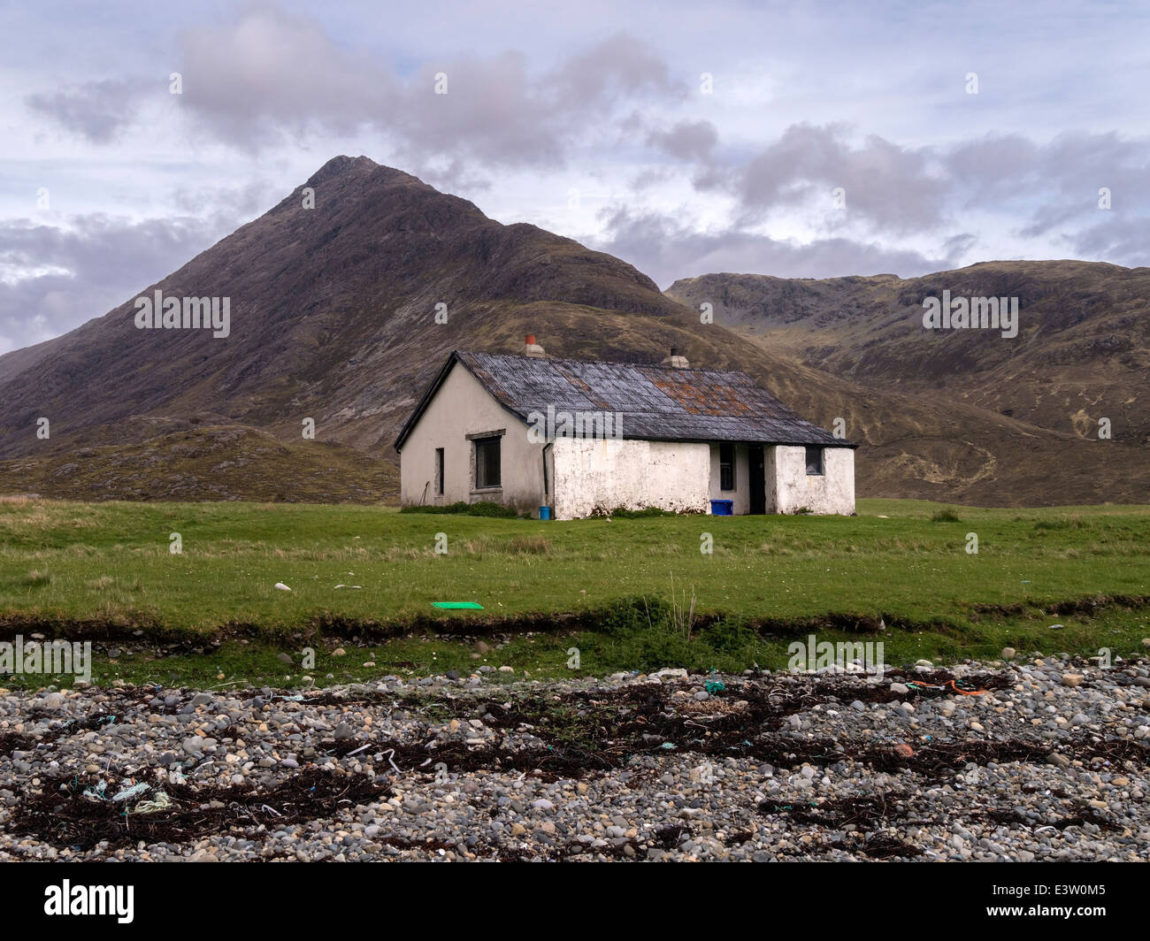 Old Camasunary Bothy / Walkers Hut, avec Blaven dans les montagnes écossaises Cuillin au-delà, île de Skye, Écosse, Royaume-Uni Banque D'Images